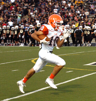 Kameron Aguilar runs away from the Hobbs defense amidst a 90-yard catch-and-run TD Friday. (Brienne Green - Daily Press)