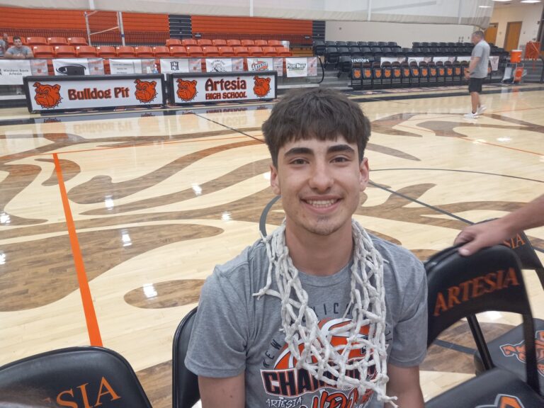 Championship Bulldogs show appreciation with community wide net cutting
