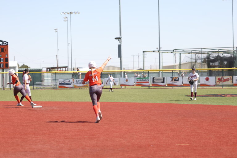Artesia Lady ’Dogs softball team advances to quarterfinals