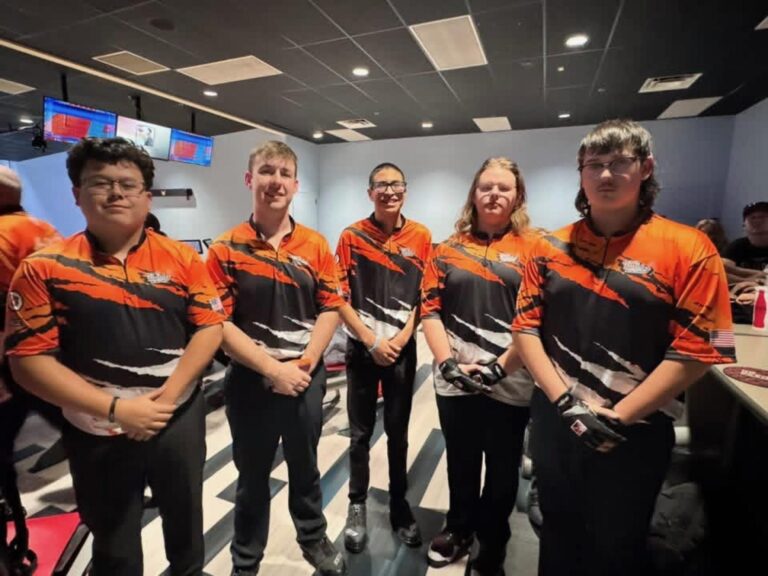 Bulldog bowlers take title at Starlight Lanes