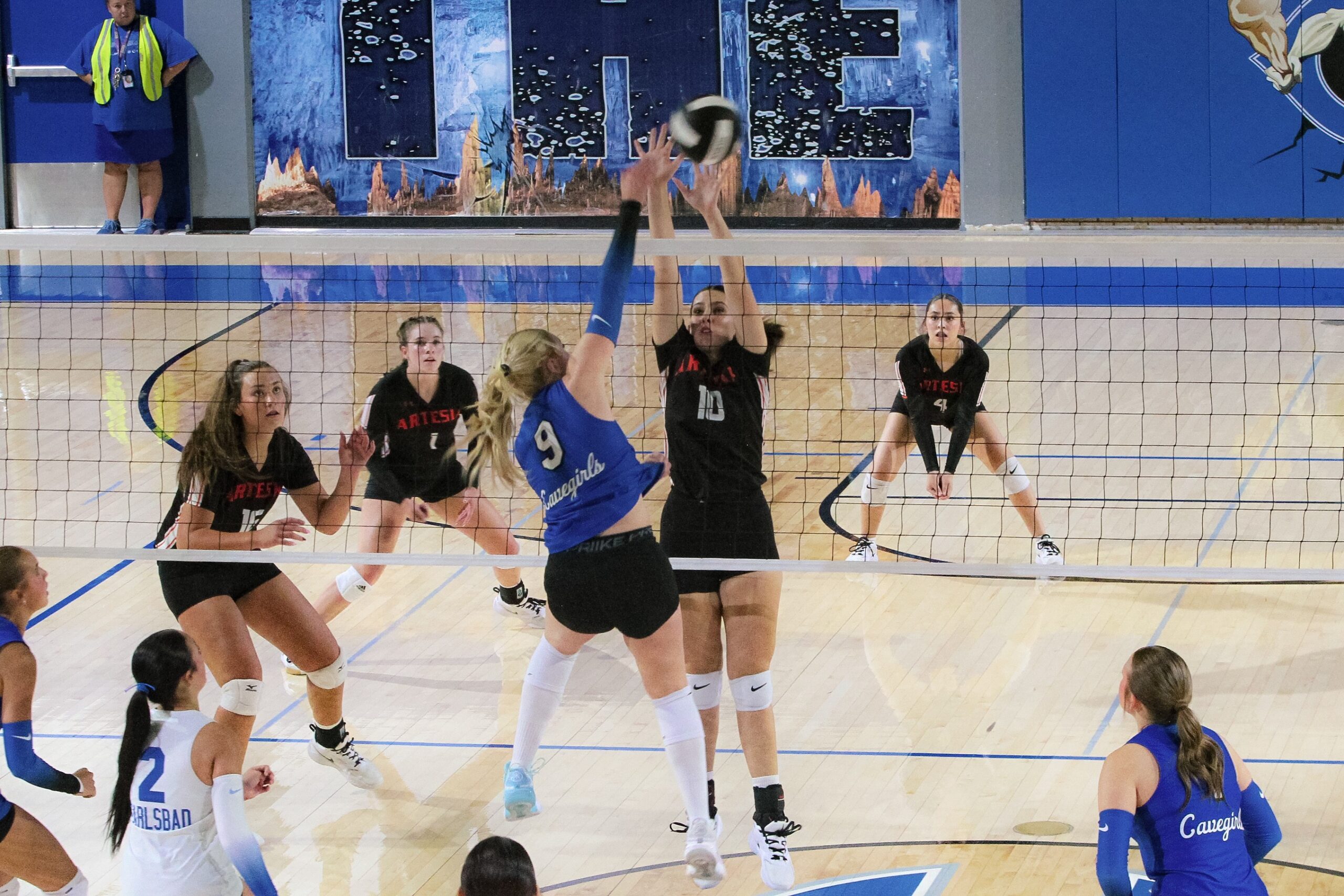 Carlsbad Cavegirls volleyball edges Artesia in season opener